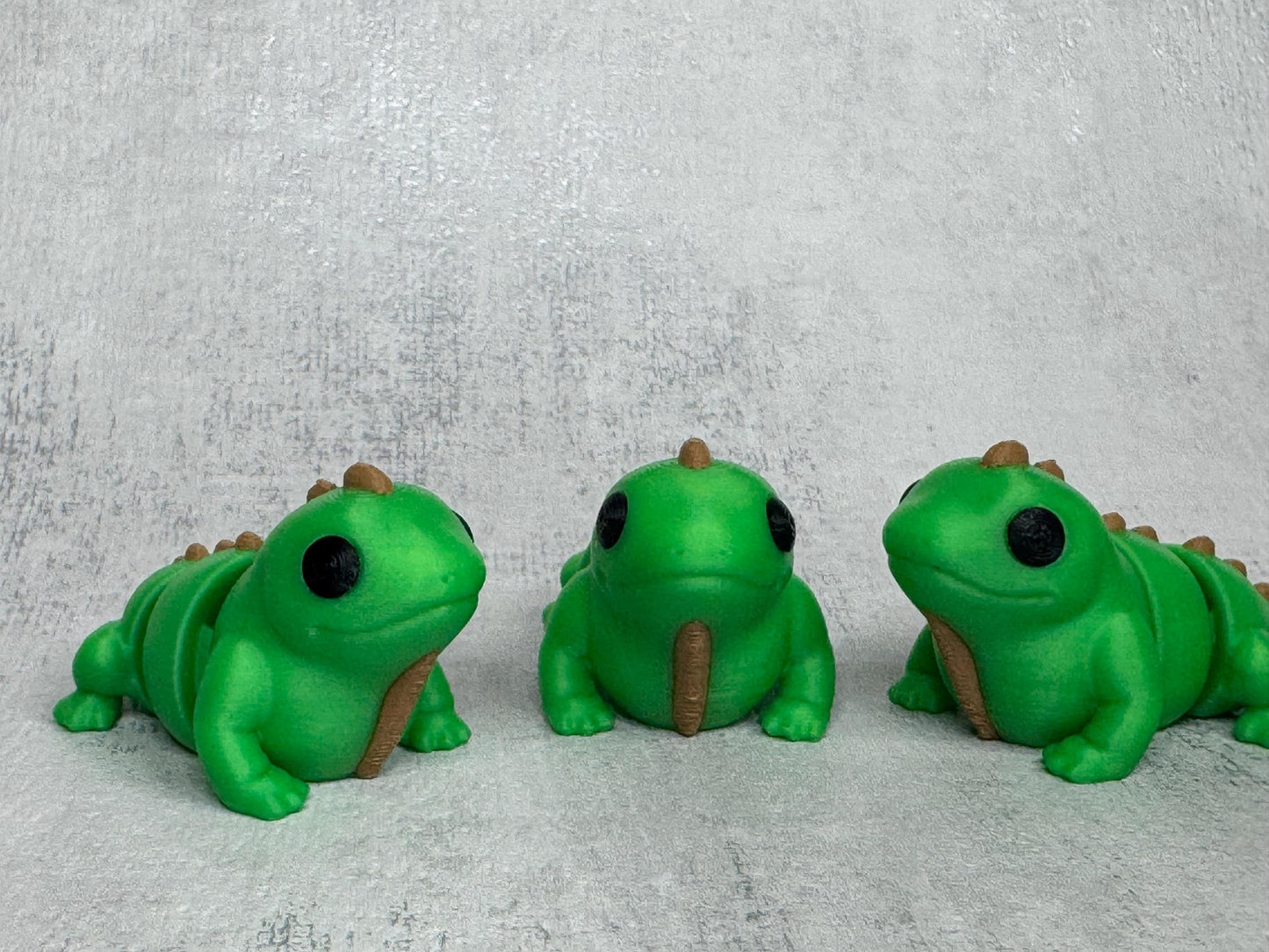 Iguana Wigglet | Rainforest Collection | Cute Articulated Iguana | 3D Printed Desk Buddy | Reptile Collectible | Fidget Toy
