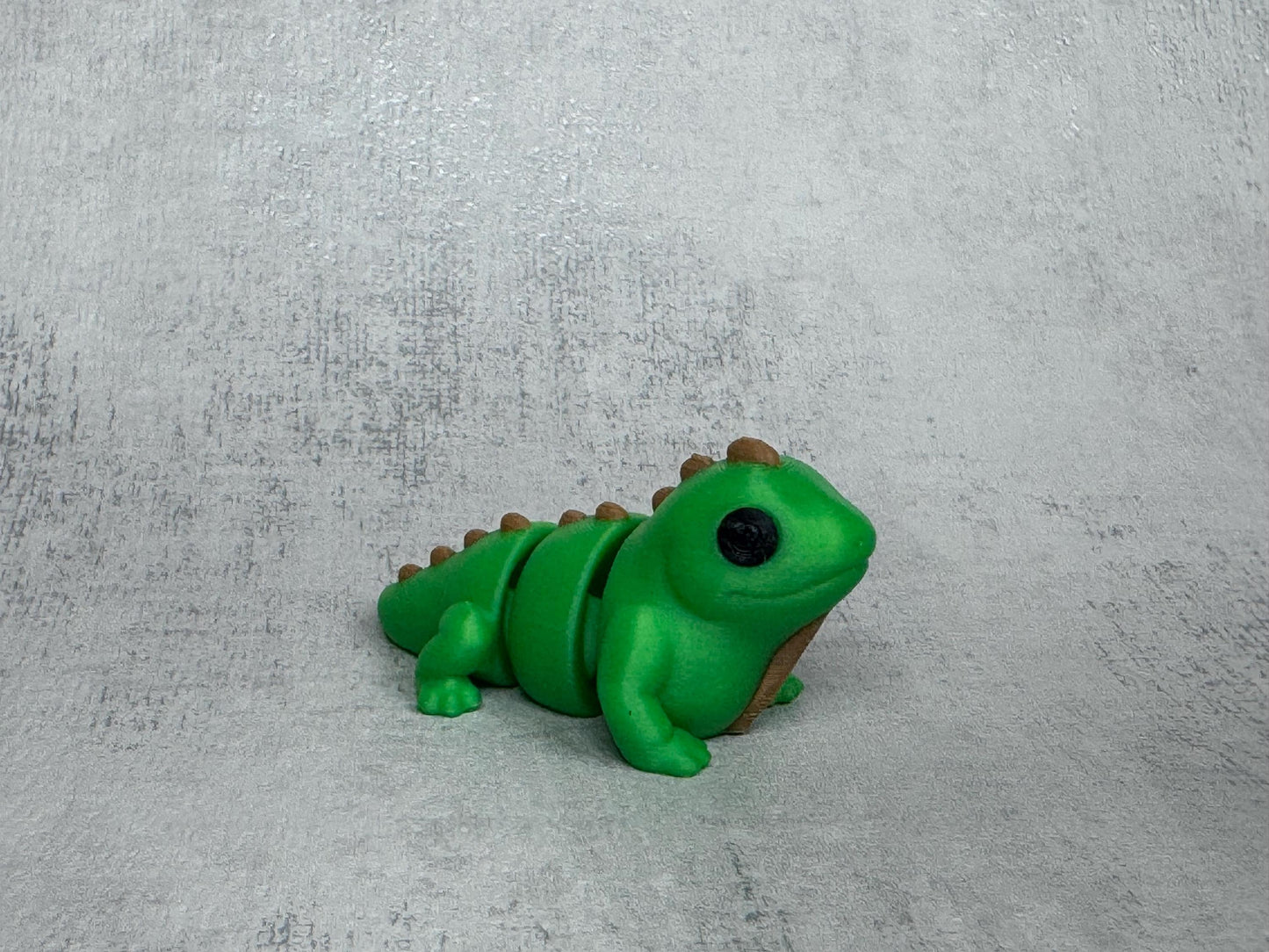 Iguana Wigglet | Rainforest Collection | Cute Articulated Iguana | 3D Printed Desk Buddy | Reptile Collectible | Fidget Toy